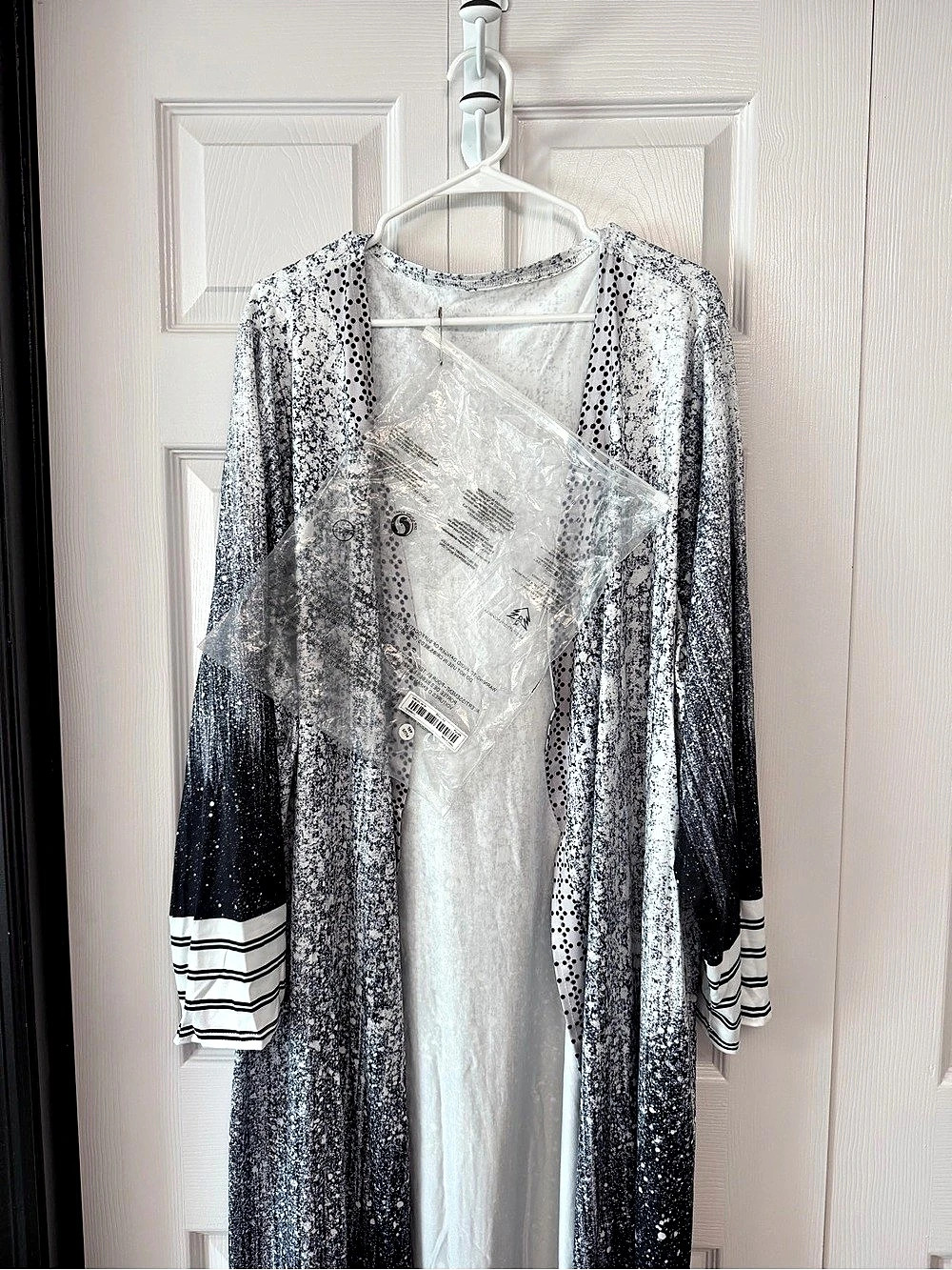Woman’s Abstract Print Lounge Robe - Picture 4 of 8